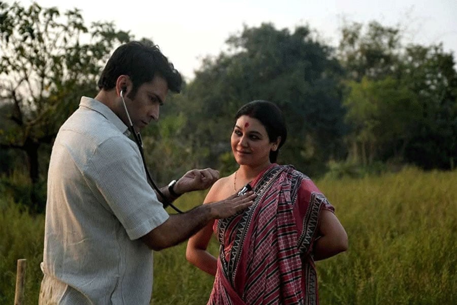Putulnacher Itikotha film review