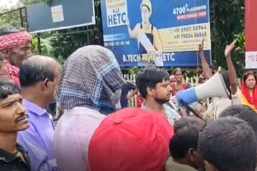 Allegations of harassment hawkers at Howrah-Bardhaman route