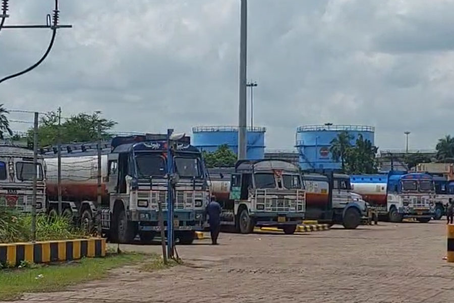 Traffic ban on Kona Expressway, fear of oil shortage at pumps in South Bengal!