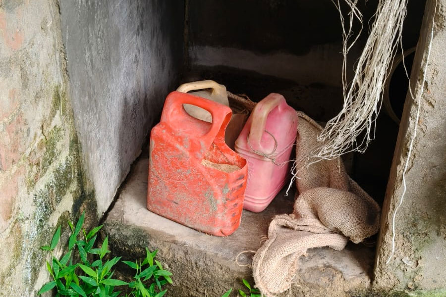 Huge quantity of fresh bombs recovered from abandoned house in Maldah