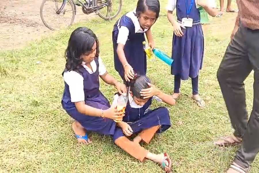 students fell ill after bad smell comes from Mid Day Meal food in Asansol school