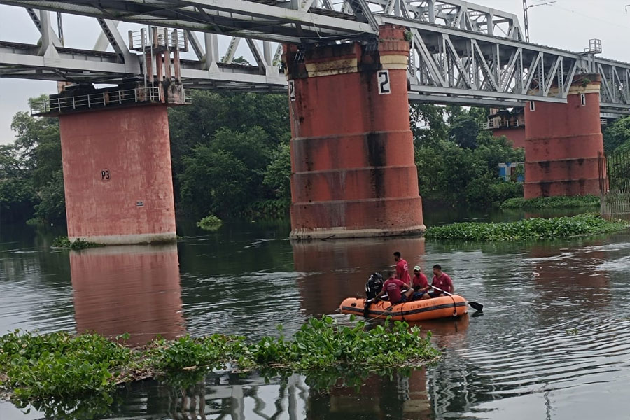 Murshidabad migrant worker falls into river from train while returning
