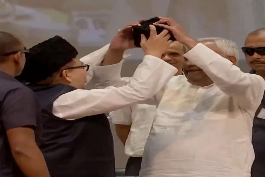 Nitish Kumar avoids wearing Topi at madrasa board programme