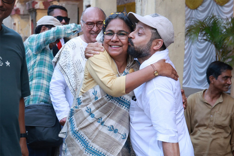 shiboprosad mukherjee shared photos with seema biswas from raktabeej 2