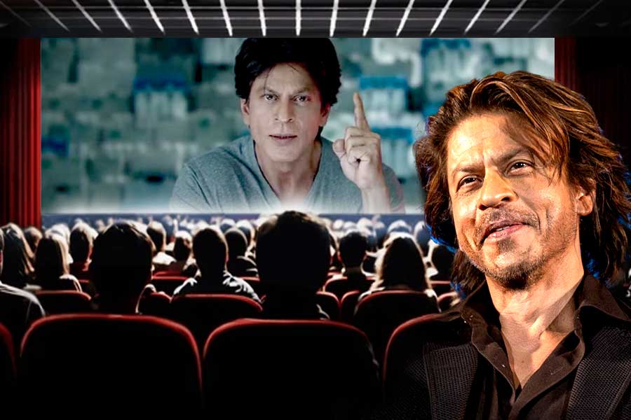 Injured SRK Spreads One Arm After 1st National Award Win
