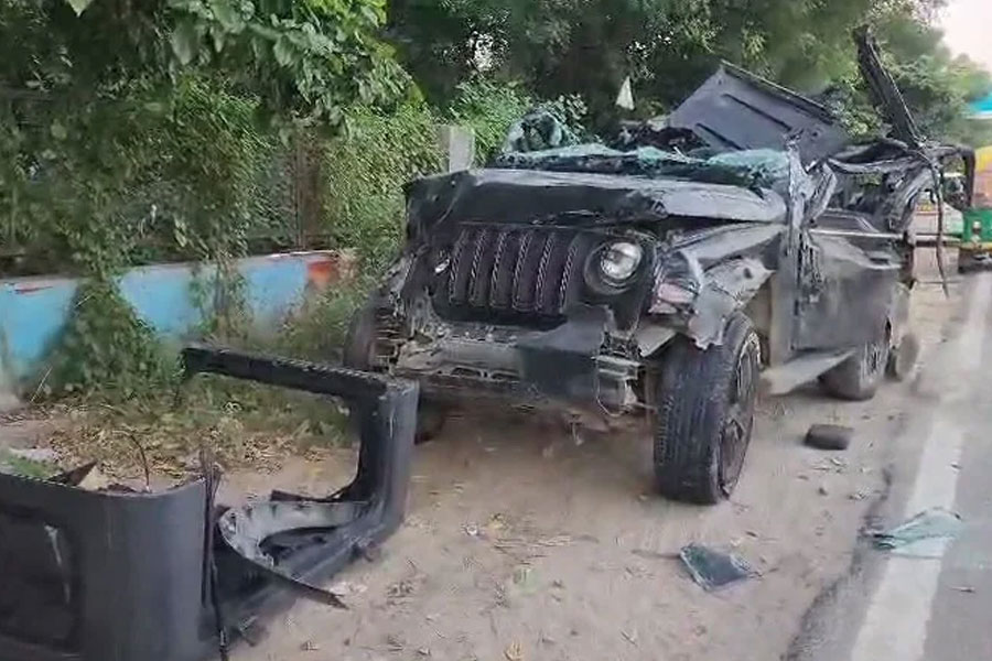 5 dead as speeding car Hits Divider in Gurugram