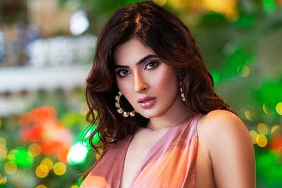 Karishma Sharma jumps from moving local train, Actor Hospitalised
