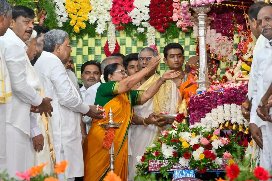 Writer Banu Mushtaq Inaugurates Dasara Festival In Karnataka
