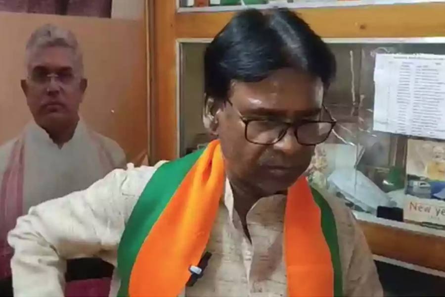 BJP MP Khagen Murmu fell sick during dhrana infront of Chachol PS
