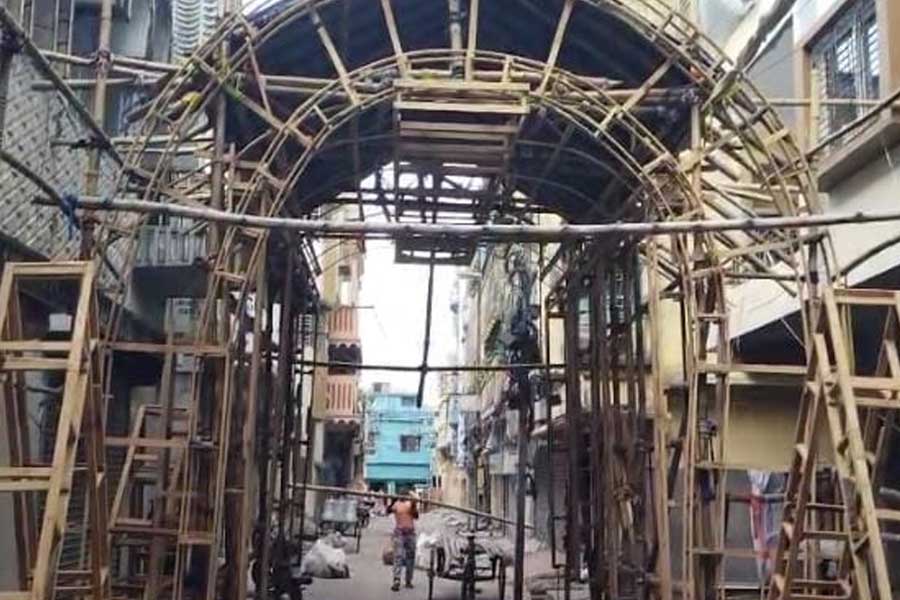 Theme artist runs away leaving work midway, Five puja committees at Malda in trouble