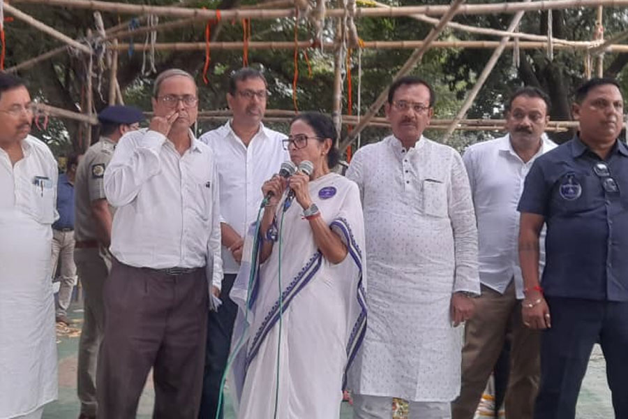 Mamata Banerjee announces protest against removing stage from mayo road