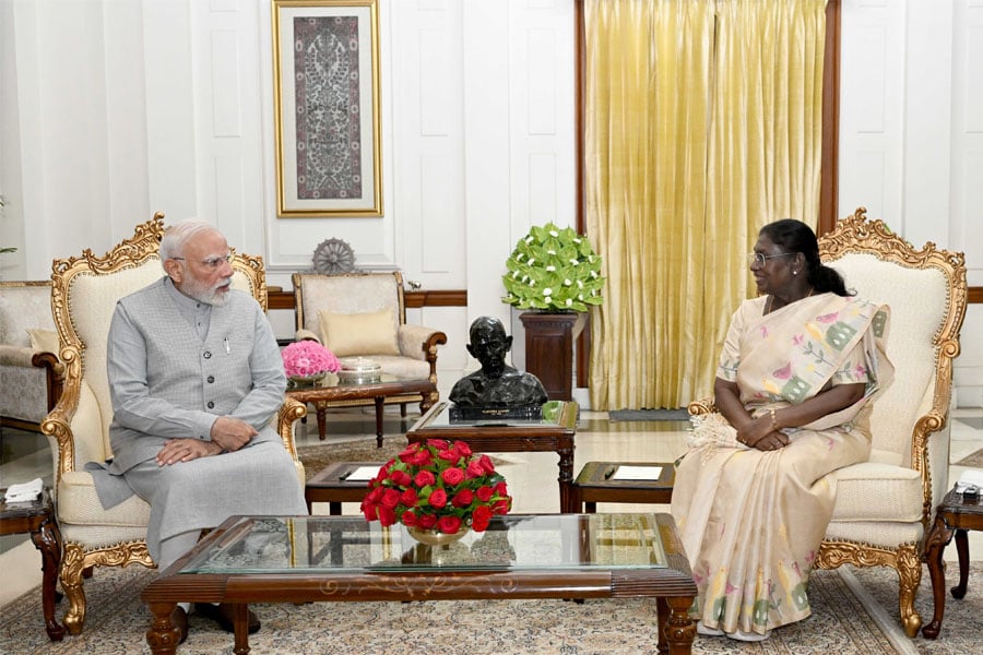 PM Modi meets President Droupadi Murmu at Rashtrapati Bhavan