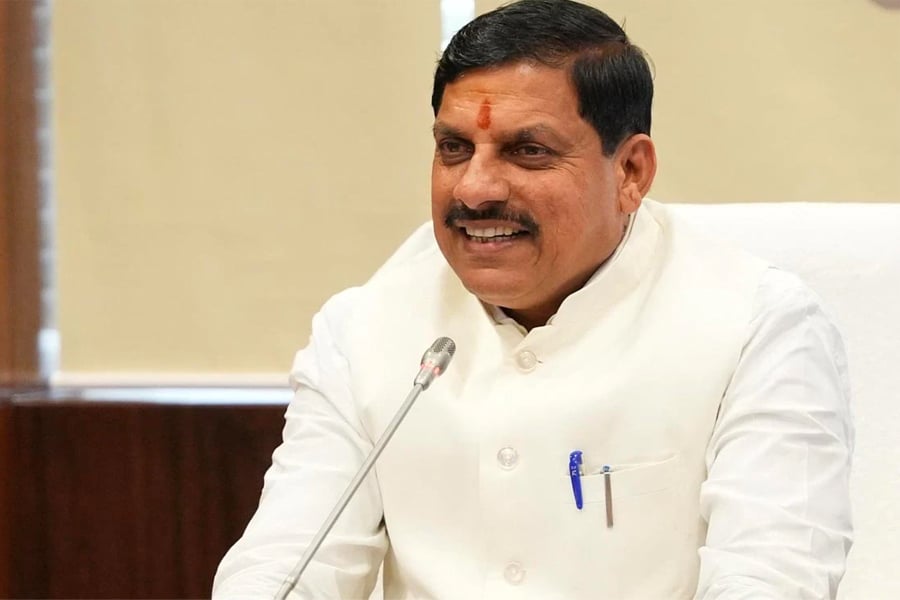 Madhya Pradesh CM Mohan Yadav scold Ratlam SP of missmanagement
