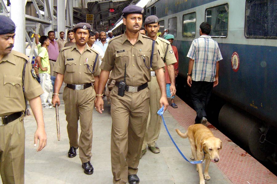 Durga Puja 2025: Eastern Railway issues special security measures in Sealdah and Howrah during festive season