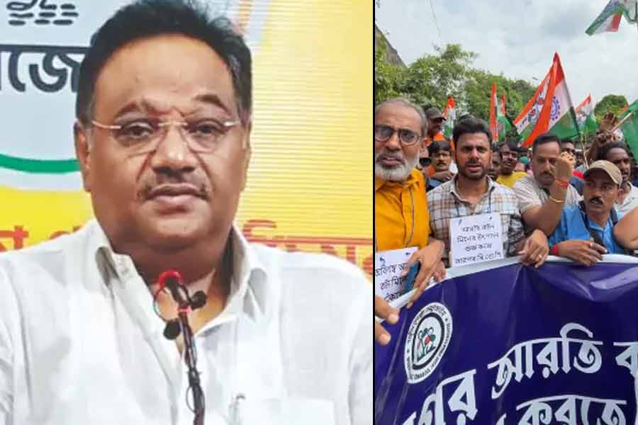 Mill workers stage protest in front of Samik Bhattacharya in Howrah
