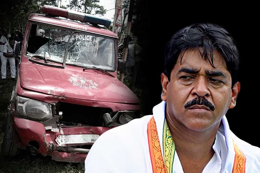 Convoy of Saokat Molla faces accident