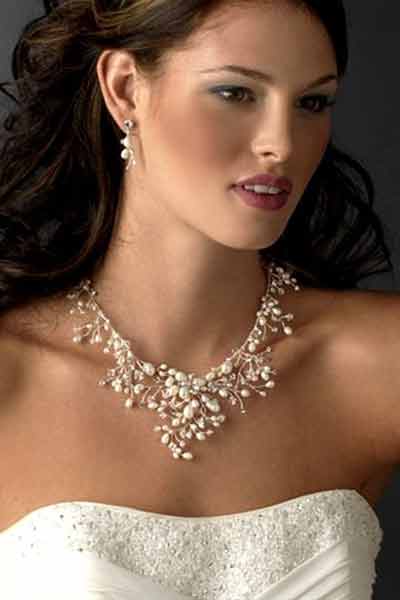 Durga Pujo Fashion 2025: What necklace to wear for neckline