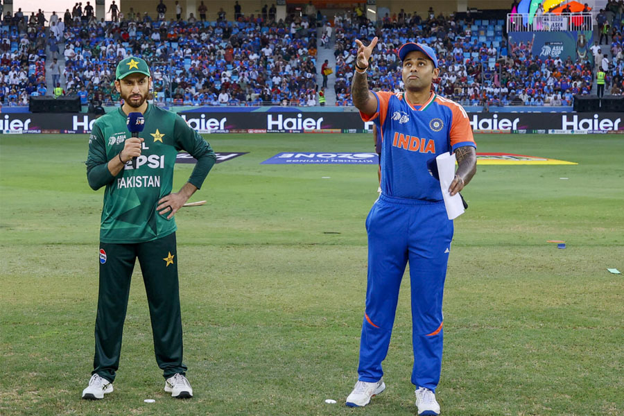 India won the toss and elected to field, Who will replace Hardik Pandyain the team?