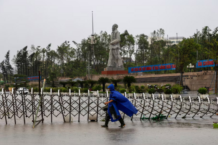 8 dead and 17 missing as Typhoon Bualoi hits Vietnam