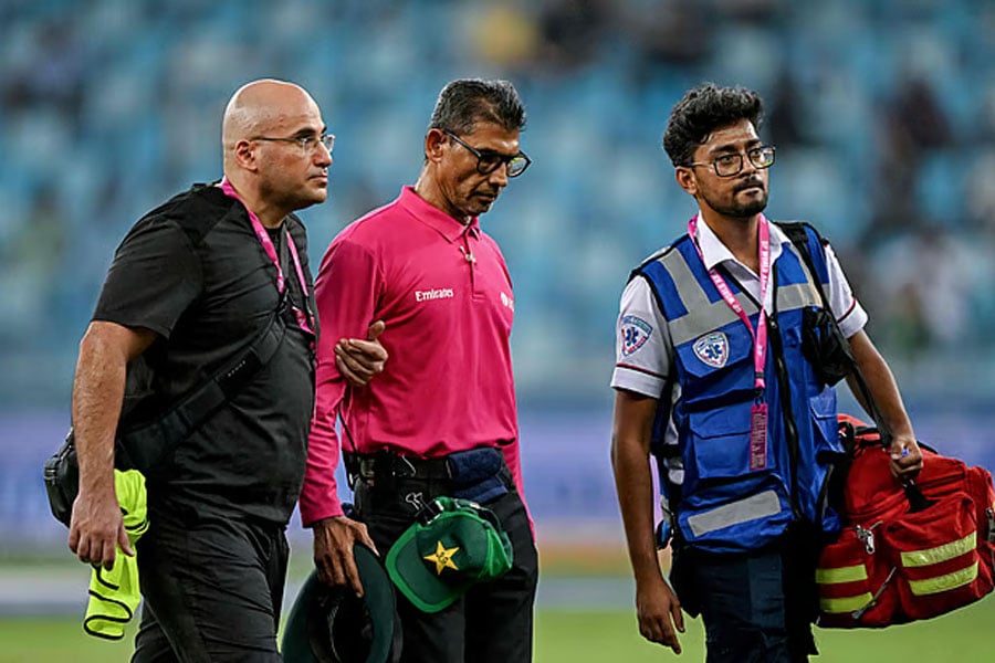 Pakistani cricketer's throw directly to the head, umpire forced to leave the field