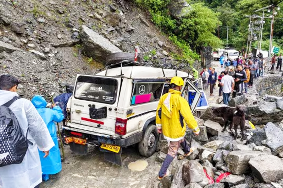 2 Pilgrims Killed, 3 Injured After Stone Falls On Vehicle In Uttarakhand