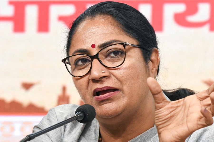 Delhi CM Rekha Gupta focuses on Durga Puja to win the hearts of Bengali