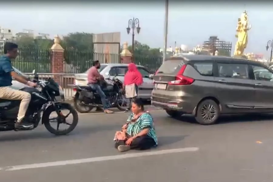 Vadodara woman sit in proset stop car for getting less panipuri