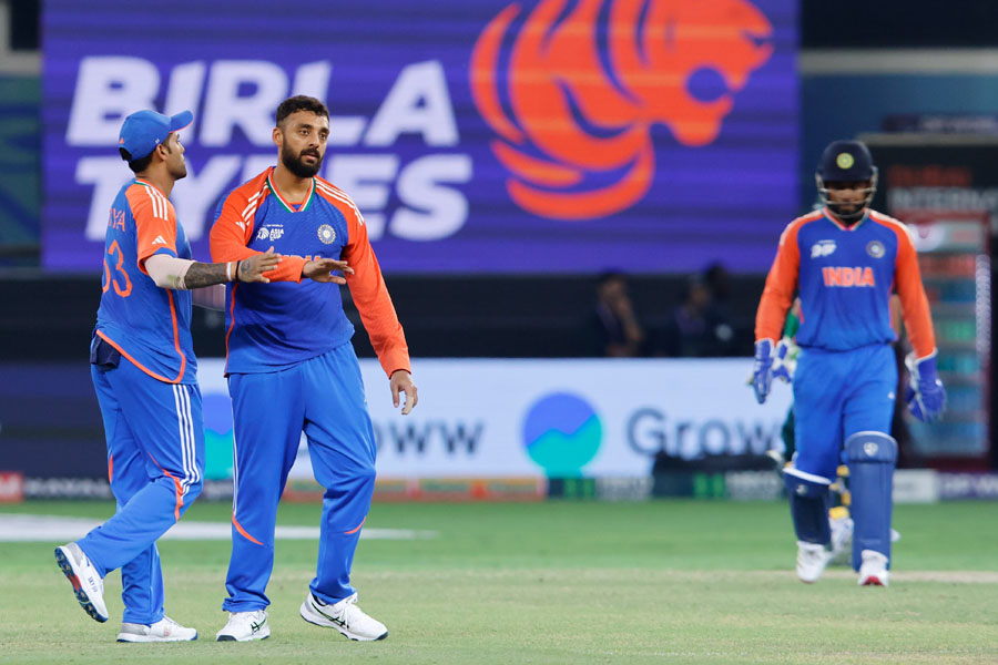 IND VS PAK LIVE: Pakistan lose wickets in quick succession