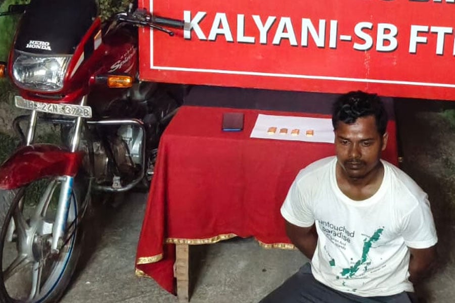 Smuggler arrested in Basirhat, huge quantity of gold recovered