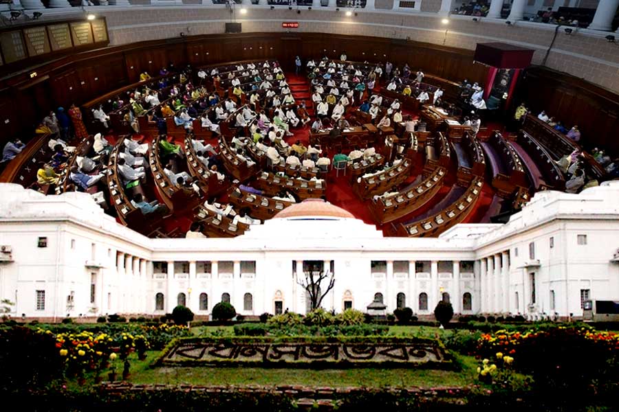 TMC and BJP involved in slogans during discussion to oppose anti Bengali activities