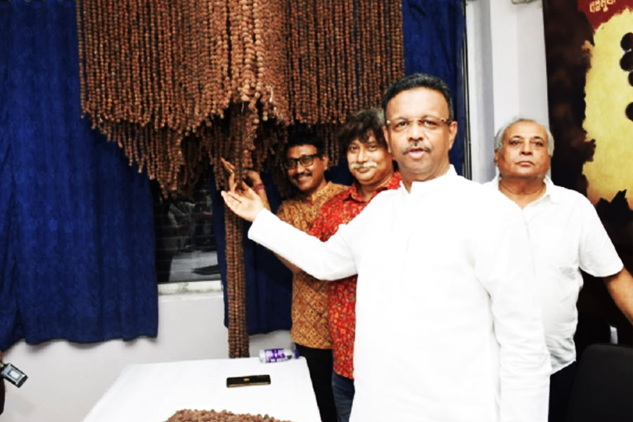Durga Puja 2025: Chetla Agrani Protest against anti-Bangla issue