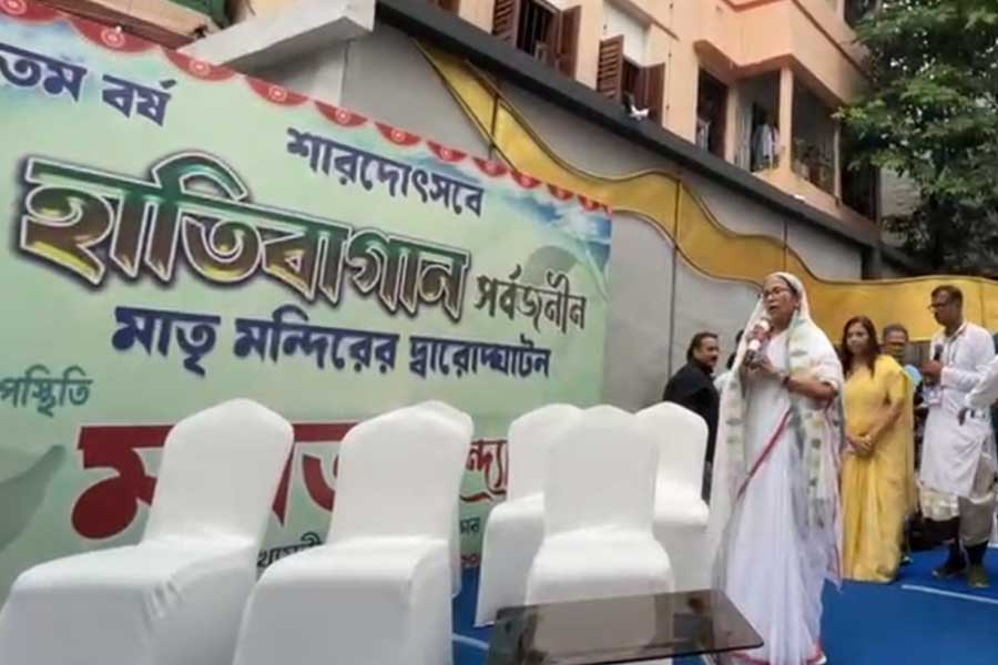 Mamata Banerjee inaugurated Durga Puja at Hatibagan