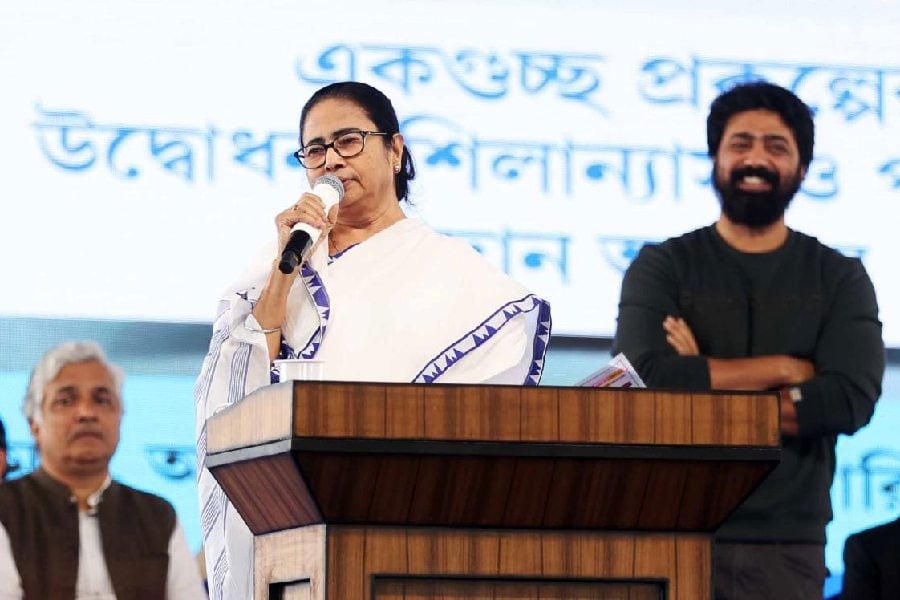 CM Mamata Banerjee wish to supaerstar Dev for his 20years journe in tollywood