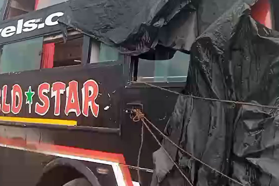 Death in road accident in Hooghly