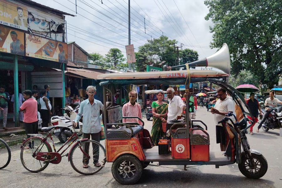 Cooperative bank closed, customers blockaded in Jalpaiguri
