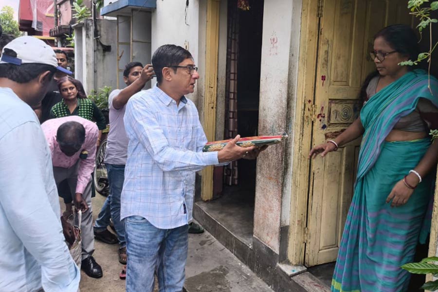 Star TMC MLA Kanchan Mallick distributes new clothes to Konnagar as gigts of Durga Puja 2025