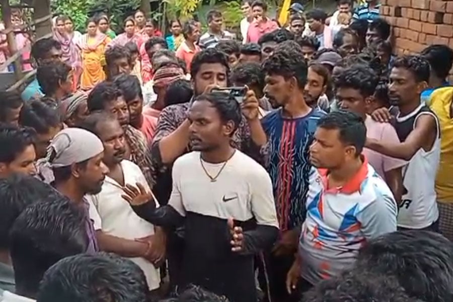 Bride and boyfriend detained overnight in Burdwan over extramarital affair