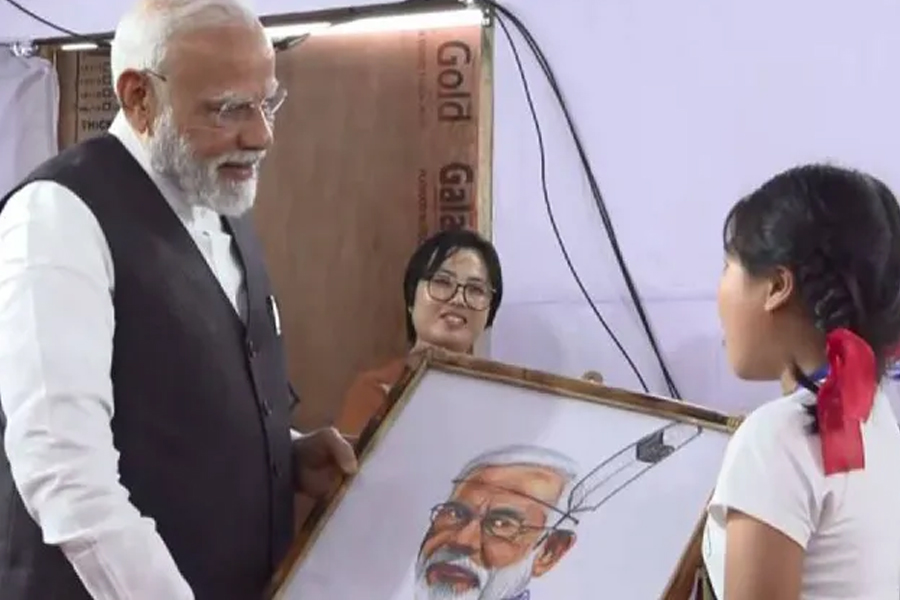 Narendra Modi meet violence victims at churachandpur