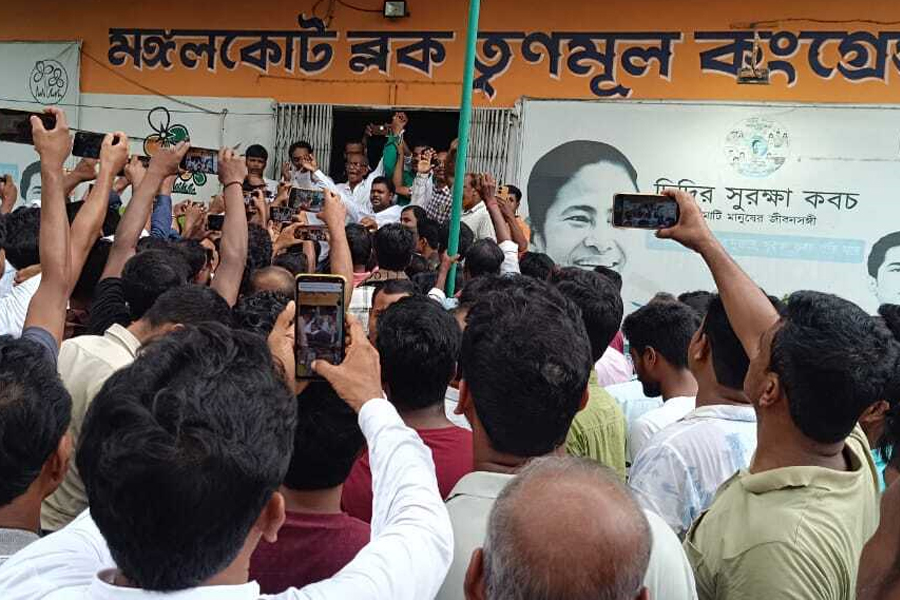 2 tmc leaders open party office cloes for morre than a year in katwa