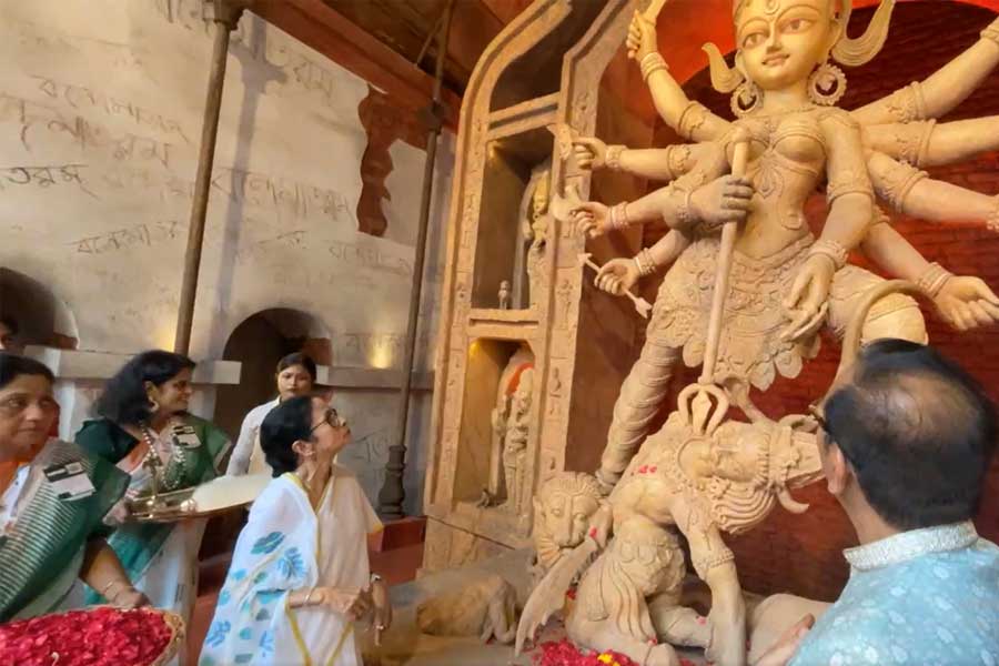 Durga Puja 2025: CM Mamata banerjee inaugurates suruchi sangha, alipur bodyguard line pujas