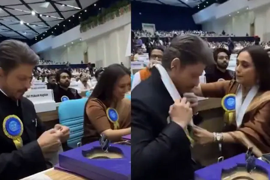 SRK's struggle to wear National Award medal goes viral. Rani-Vikrant come to rescue