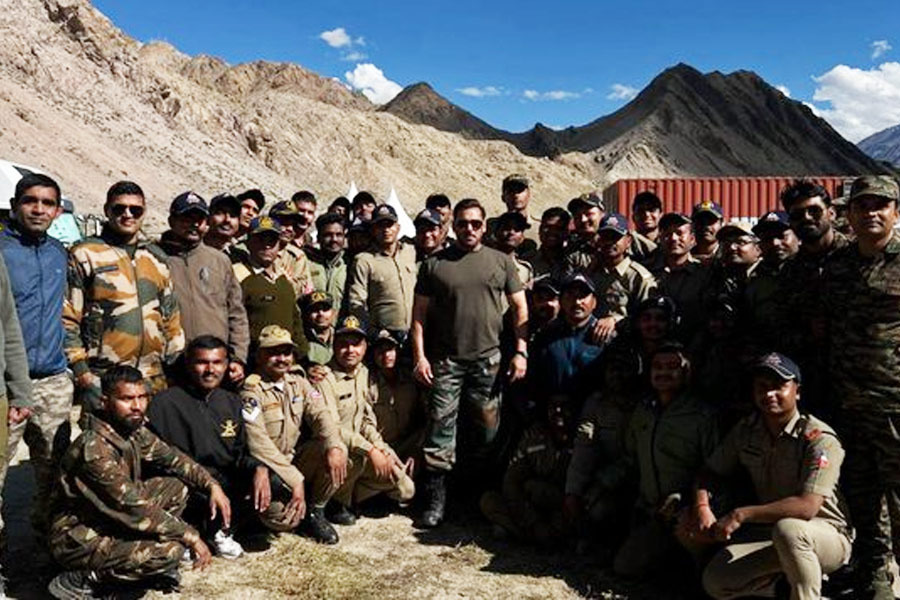 Salman Khan pose with soldiers at Battle of Galwan's shoot in Ladakh