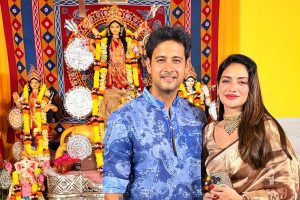 celebrity-durga-puja-yash-nusrat-posted-their-couple-photo-on-mahastami