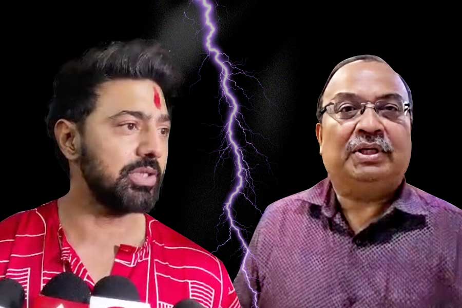 Dev On Kunal Ghosh | Kunal Ghosh and Dev take a dig at each other on the conflict of Raghu Dakat screen share in West Bengal, Kunal Ghosh calls for equal share of screens for the Bengali Movies releasing during Durga Puja.