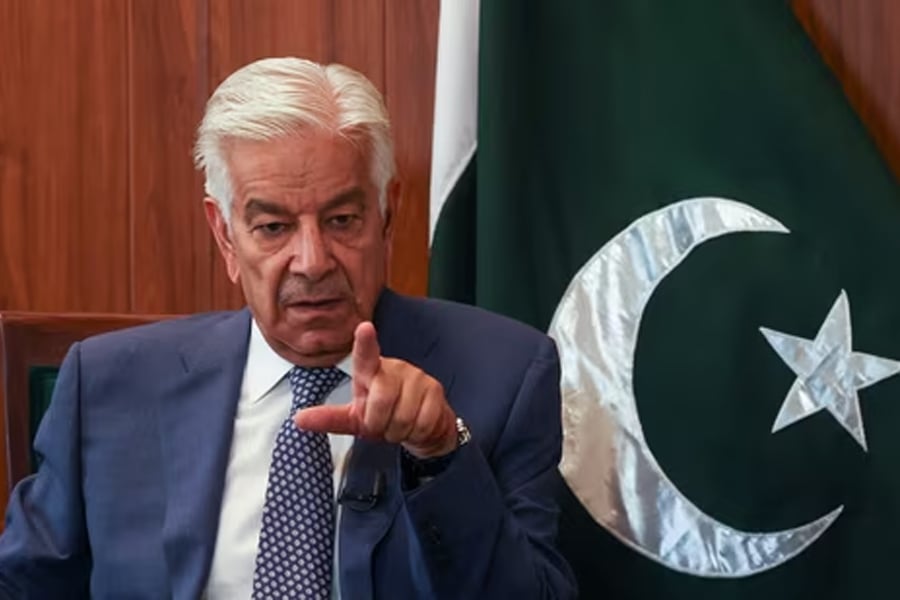 Pakistan defence minister aask afghans to leave for their country