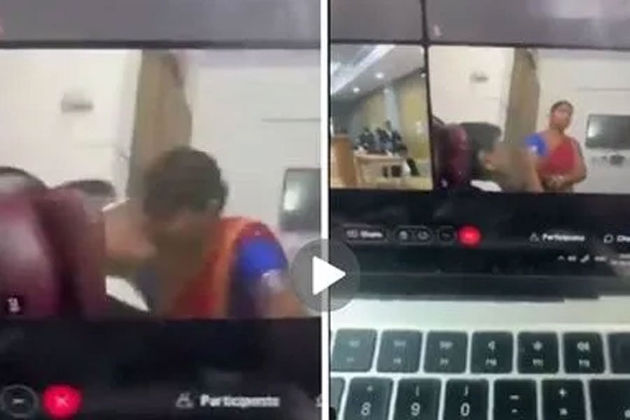 This Lawyer ‘Kisses’ Woman Before Delhi High Court Virtual Proceedings