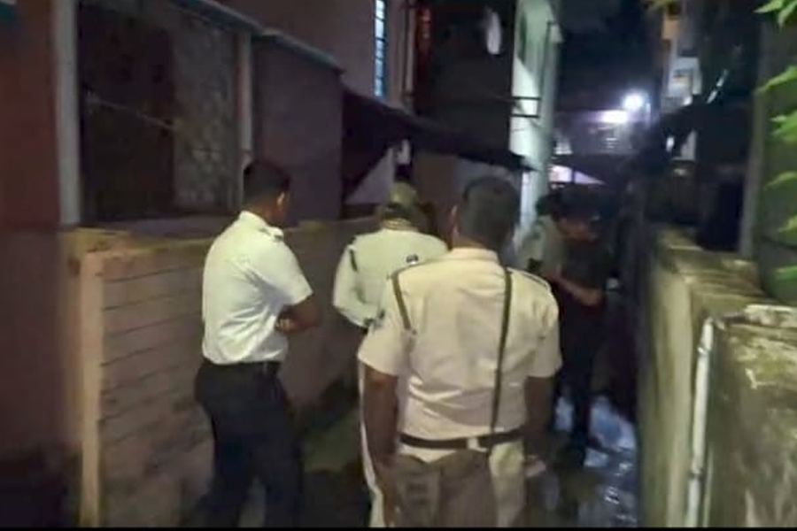 Dankuni person arrested body of a woman found at his house