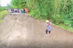 Dr. Irfan Molla used river crossing technic to help people in North Bengal flood