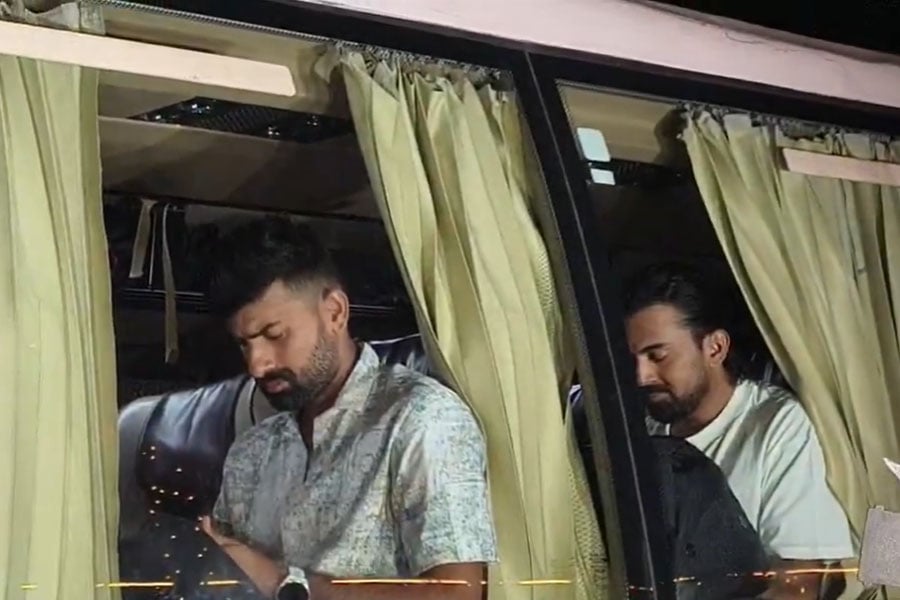 Who made the 'surprise visit' in an expensive car to Gautam Gambhir's house for dinner?