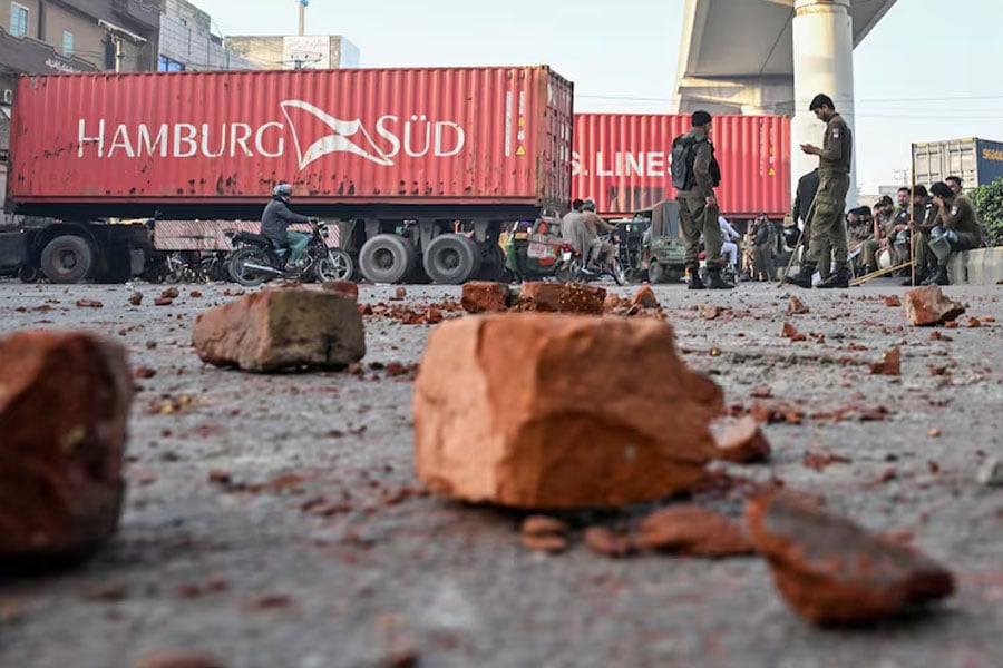 Islamabad turns fortress amid Labbaik's US embassy march, 2 killed